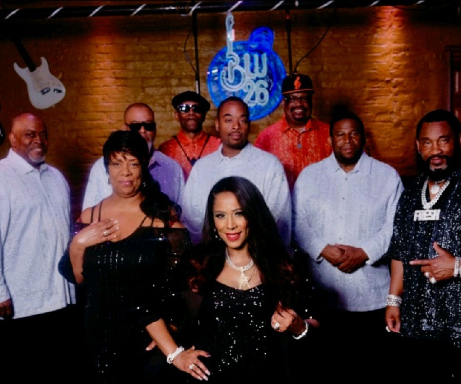 Samotta Acklin performing